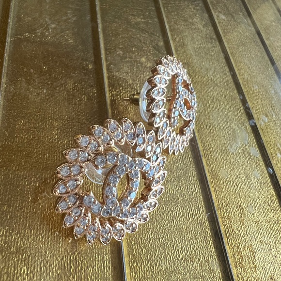 These are stunning pierced goldtone super chic